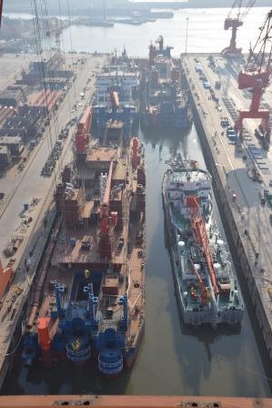 江蘇海新重工熱烈慶祝4艘船舶同日下水、出塢