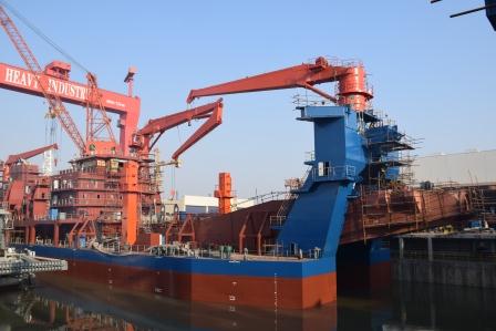 江蘇海新重工熱烈慶祝4艘船舶同日下水、出塢